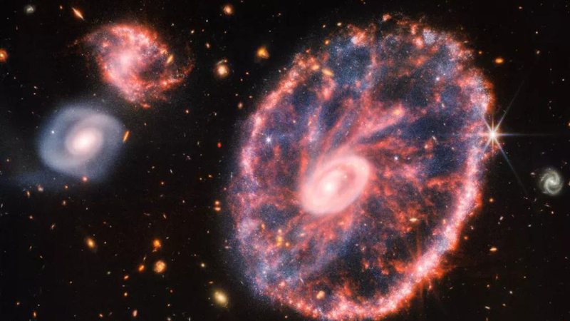 "Roda de Carro" ao lado de outras duas galáxias espirais menores - Divulgação / NASA / ESA