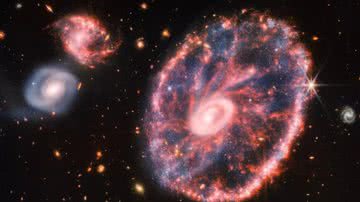 "Roda de Carro" ao lado de outras duas galáxias espirais menores - Divulgação / NASA / ESA