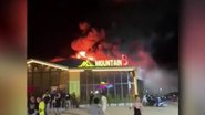 Imagem do incêndio na boate Mountain B - Divulgação / YouTube / Thairath Online