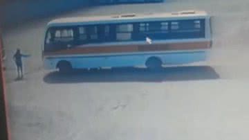 Mulher foi prensada ao tentar parar ônibus - Divulgação / G1