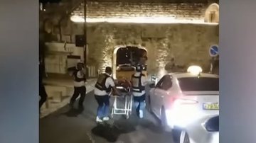 Equipe socorre vítima de atirador em Jerusalém - Divulgação / Youtube / Al Jazeera English