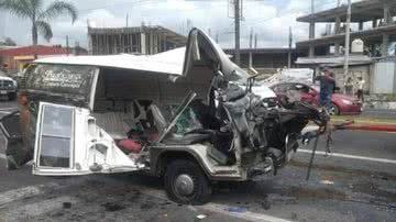 Kombi ficou destruída após acidente em cidade mexicana - Divulgação / Facebook / Enrique Pastrana Torres