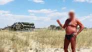 Turista posou em frente a equipamentos da defesa aérea russa - Divulgação / Redes Sociais
