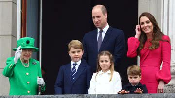 Elizabeth II ao lado de William, Kate e os netos George, Charlotte e Louis - Getty Images