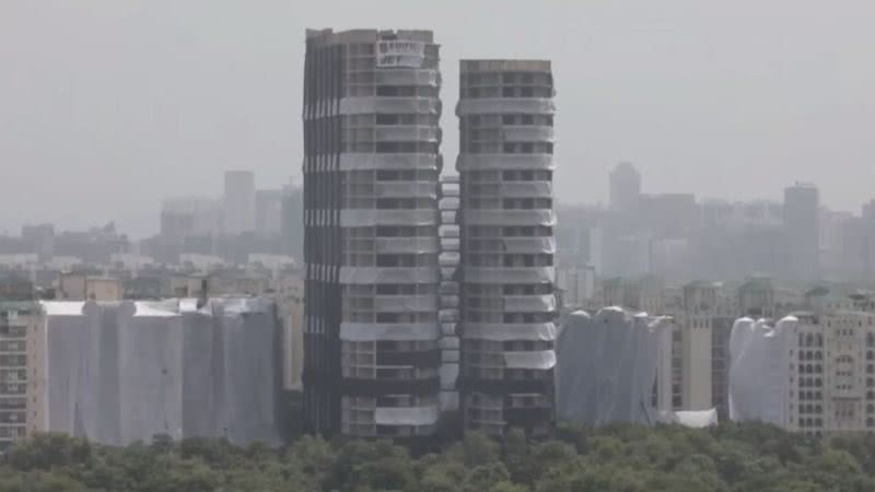 Torres gêmeas implodidas na Índia - Divulgação / Youtube / UOL