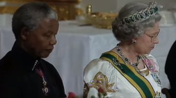 Nelson Mandela durante encontro com Elizabeth II - Divulgação / Youtube / iconic