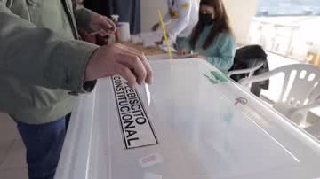 Cidadão chileno deposita voto em urna de plebiscito - Divulgação / vídeo / Youtube / Estadão