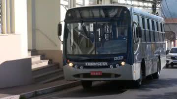 Ônibus passa pelas ruas de Caeté - Divulgação / vídeo / Youtube