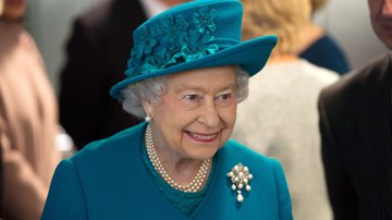 Rainha Elizabeth exibe um de seus colares - Getty Images