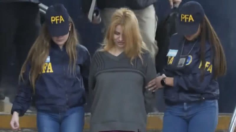 A argentina Brenda Uliarte no momento de sua prisão - Divulgação / Youtube
