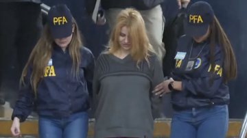 A argentina Brenda Uliarte no momento de sua prisão - Divulgação / Youtube