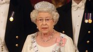 Elizabeth II com coroa e joias - Getty Images