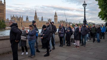 Britânicos em fila para homenagear a rainha em seu funeral, em Londres - Getty Images