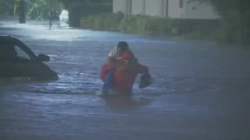 O repórter Tony Atkins enquanto salvava mulher de enchente - Divulgação / Redes Sociais