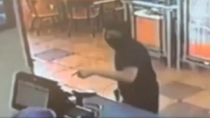 A man enters the restaurant, announces his “first robbery” and leaves without taking anything