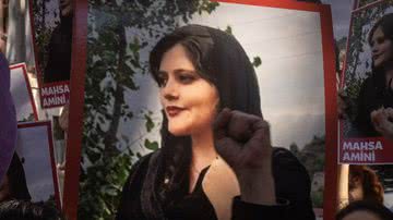 Mahsa Amini em cartaz durante protestos no Irã - Getty Images