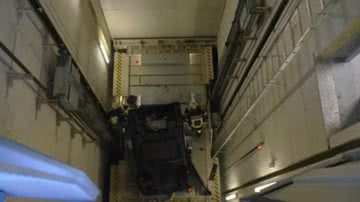 Carro da motorista foi parar no poço do elevador - Divulgação / Corpo de Bombeiros de Suttgart