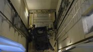 Carro da motorista foi parar no poço do elevador - Divulgação / Corpo de Bombeiros de Suttgart
