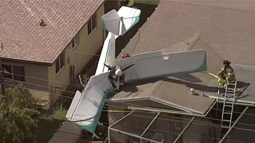 Avião caiu sobre casa - Divulgação / NBC