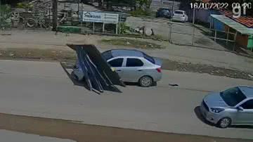 Portão de motel foi arrancado e arrastado pela avenida - Divulgação / Whatsapp