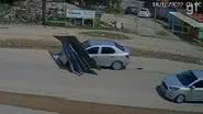 Portão de motel foi arrancado e arrastado pela avenida - Divulgação / Whatsapp