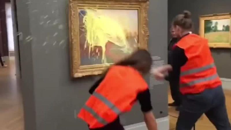 Ativistas jogam purê de batata em quadro de Monet - Divulgação / Redes sociais