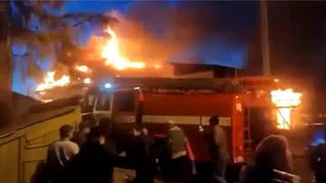 Bombeiros tentam conter fogo após explosão da aeronave - Divulgação / Redes sociais