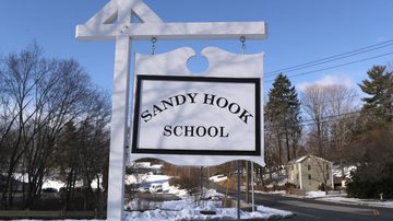 Placa com nome da escola Sandy Hook - Getty Images