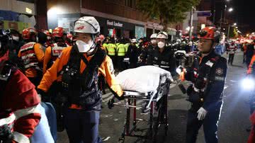 Serviços de emergência socorrem vítima da tragédia ocorrida na Coreia do Sul - Getty Images