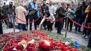 Pessoas homenageiam vítimas de explosão ocorrida no domingo - Getty Images