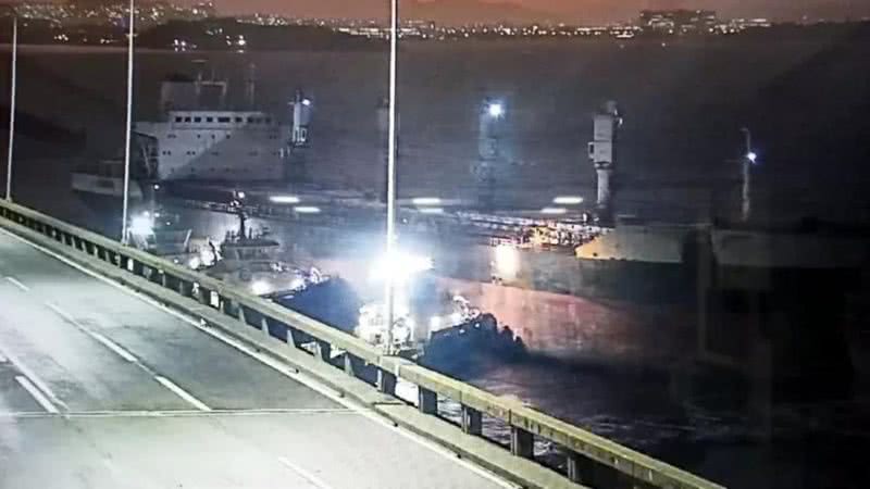 Navio à deriva bateu em ponte na última segunda-feira - Divulgação / Polícia Rodoviária Federal