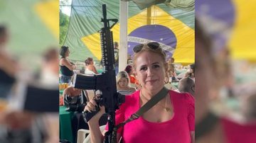 Diretora posou com arma em foto publicada nas redes sociais - Divulgação / Instagram
