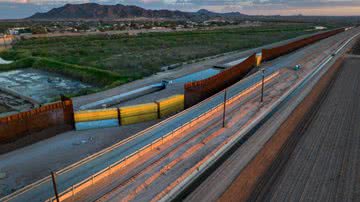Muro de contêineres no estado do Arizona - Getty Images