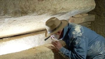 O arqueólogo Zahi Hawass observa o interior do sarcófago encontrado no Egito - Divulgação / Ali Abu Deshish