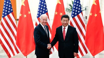Joe Biden e Xi Jinping apertam as mãos durante encontro - Getty Images