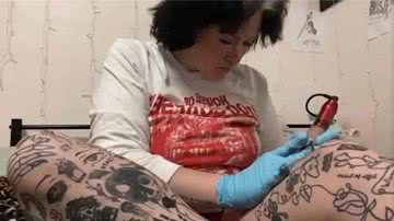 A tatuadora Chelsea - Divulgação / vídeo / SWNS
