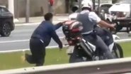 Jovem foi arrastado por policial em moto - Divulgação / redes sociais