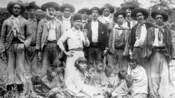 Bugreiros com mulheres e crianças indígenas - Divulgação / Acervo SCS