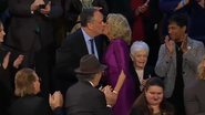 Momento em que Jill Biden beija Doug Emhoff - Divulgação / vídeo / Twitter