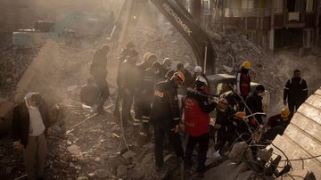 Equipes de resgate buscam por sobreviventes, em Kahramanmaras - Getty Images