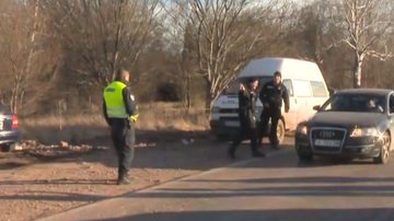 Autoridades búlgaras no local em que foi encontrado o caminhão - Divulgação / vídeo / Youtube