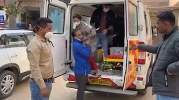 Mãe e filho foram resgatados e encaminhados a um hospital - Divulgação / vídeo / The Mirror