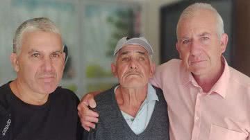 O idoso João Ribeiro (ao centro), com seus possíveis familiares - Divulgação / Arquivo pessoal