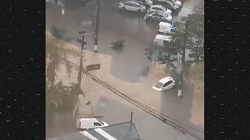 Carros ficaram boiando na Zona Sul de São Paulo - Divulgação / vídeo / G1