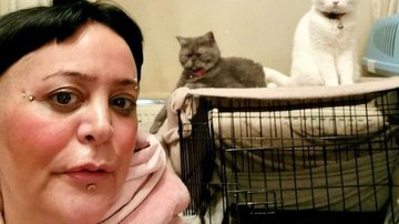 A inglesa Yasemn Kaptan com seus gatos - Divulgação / Facebook