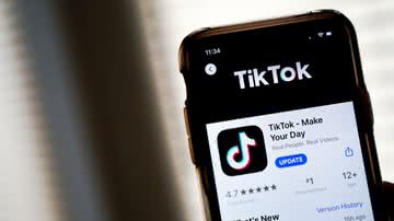 Aplicativo do TikTok em smartphone - Getty Images