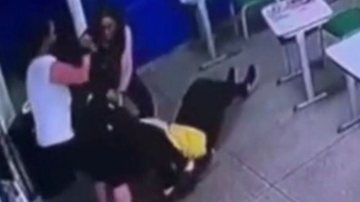 Adolescente foi imobilizado por professoras após ataque - Divulgação/vídeo