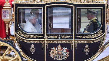 Charles, Camilla e Elizabeth II dentro da carruagem do jubileu de diamante - Getty Images