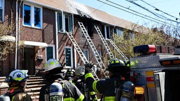 Bombeiros atendendo o caso ocorrido no Queens - Divulgação / New York Fire Department