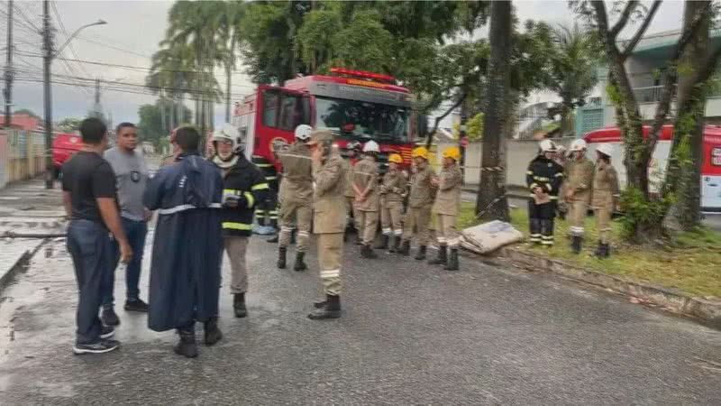 Bombeiros no local do incêndio, em Recife - Divulgação/vídeo/G1